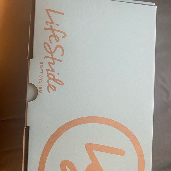 Brand new never worn Life Stride size 7W shoes. - Picture 2 of 7